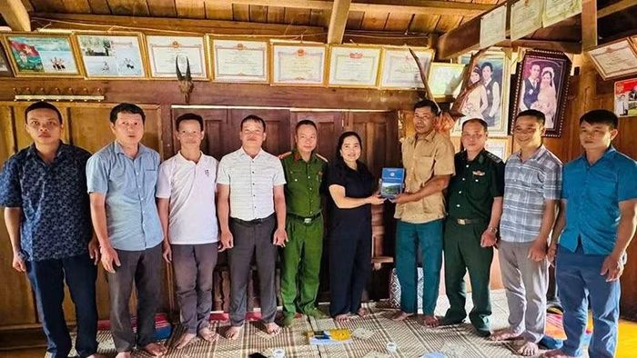 Đoàn công tác xã Bát Mọt đến thăm, trao tặng quà cho gia đình chính sách trên địa bàn.