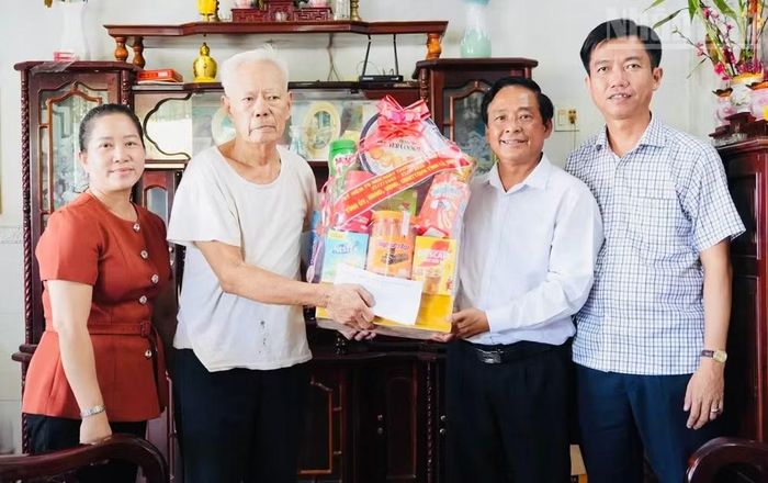 Đồng chí Lê Kim Thúy (bìa trái), Bí thư Đảng ủy xã Vĩnh Mỹ cùng đại diện lãnh đạo Ban Tuyên giáo và Dân vận Tỉnh ủy Cà Mau đến thăm, tặng quà gia đình chính sách trên địa bàn xã Vĩnh Mỹ.