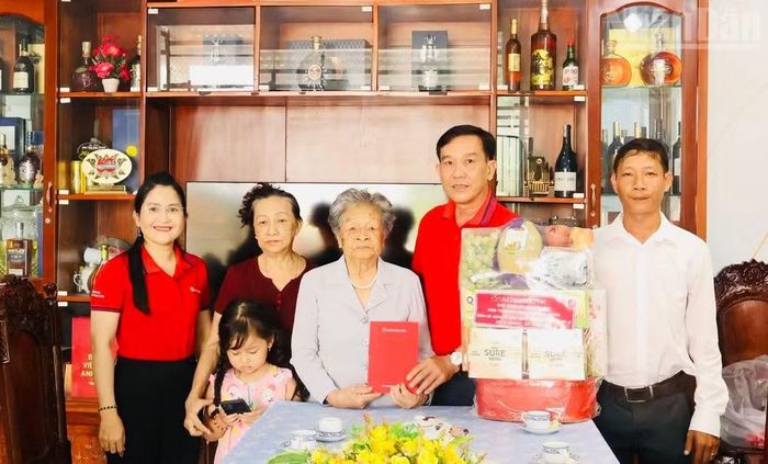 Đồng chí Trần Văn Chuẩn (thứ hai, từ phải sang), Phó Giám đốc Ngân hàng Agribank chi nhánh Bạc Liêu đến thăm, tặng quà Mẹ Việt Nam Anh hùng Nguyễn Thị Mai tại địa phương.
