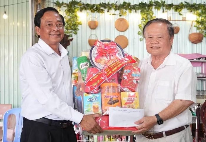 Đồng chí Võ Văn Lực (trái), Tỉnh ủy viên, Phó Trưởng ban Thường trực Ban Tuyên giáo và Dân vận Tỉnh ủy Cà Mau đến thăm, tặng quà gia đình chính sách ở xã Vĩnh Mỹ.