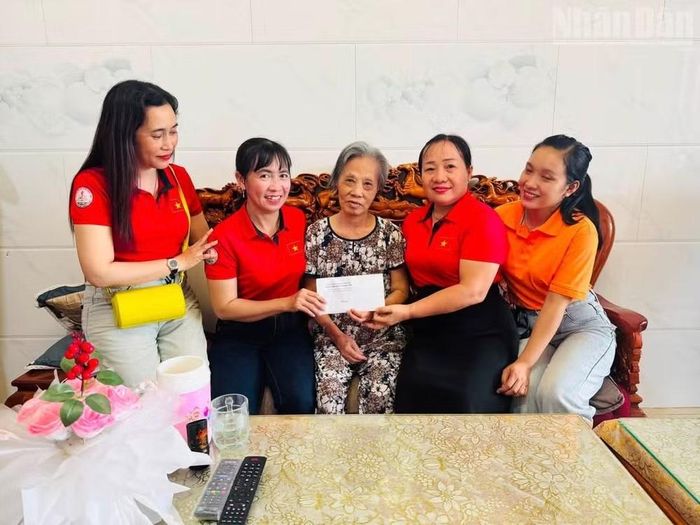 Cô Nguyễn Thị Nguyệt (thứ hai, từ phải sang), Bí thư Chi bộ, Hiệu trưởng Trường tiểu học Phùng Ngọc Liêm đến thăm, tặng quà bà Phạm Thị Kim Thúy, 81 tuổi, thương binh hạng 1/4 tại phường Bạc Liêu.