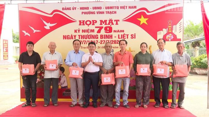 Đồng chí Lê Văn Phương, Phó thư Đảng ủy, Chủ tịch Ủy ban nhân dân phường Vĩnh Trạch tặng quà các gia đình chính sách trên địa bàn phường.