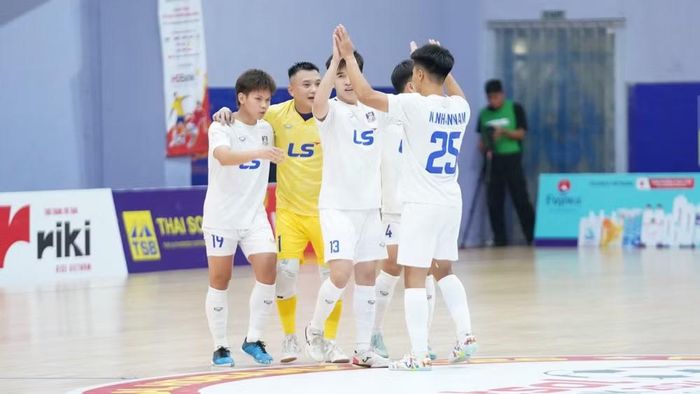 Các cầu thủ Thái Sơn Bắc ăn mừng bàn thắng.