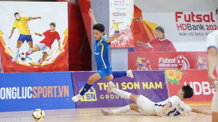 Tình huống tranh bóng quyết liệt giữa cầu thủ đội Thái Sơn Nam Thành phố Hồ Chí Minh (áo trắng) và đội Sahako.
