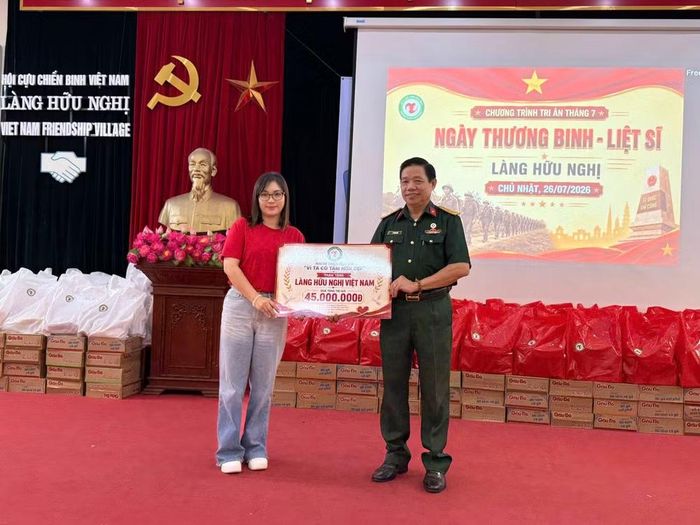 Đại diện nhóm thiện nguyện trao quà tặng cho Làng Hữu nghị Việt Nam.