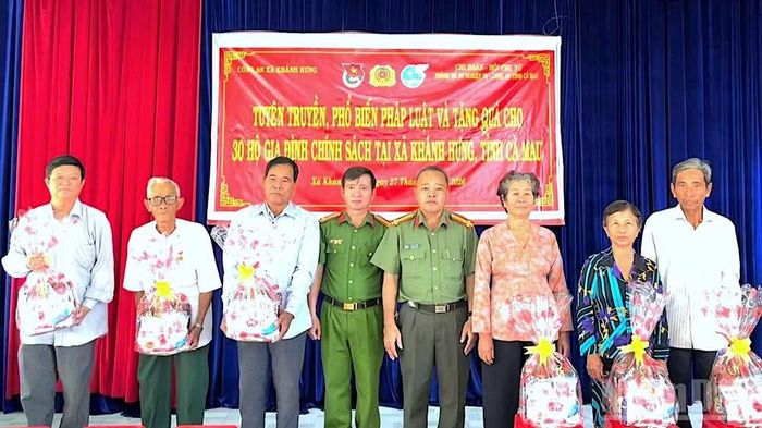 Phòng Hồ sơ nghiệp vụ, Công an tỉnh Cà Mau trao 30 phần quà cho gia đình chính sách tại xã Khánh Hưng, tỉnh Cà Mau.