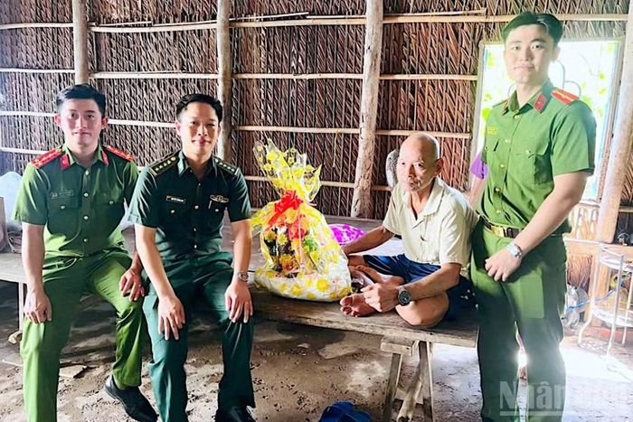 Cán bộ Công an xã Cái Đôi Vàm (tỉnh Cà Mau) tổ chức thăm, tặng quà và khám bệnh, cấp thuốc miễn phí cho các hộ gia đình chính sách trên địa bàn.