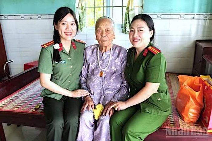 Cán bộ Công an xã Vĩnh Lợi (tỉnh Cà Mau) đến thăm hỏi sức khỏe, tặng quà Mẹ Việt Nam Anh hùng Trương Thị Ba (sinh năm 1931, ngụ ấp Chắc Đốt, xã Vĩnh Lợi).