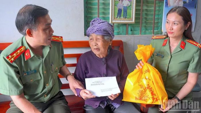 Đại tá Lê Tấn Vinh, Phó Giám đốc Công an tỉnh Cà Mau (bìa trái) đến thăm, tặng quà Mẹ Việt Nam Anh hùng Dương Thị Thanh, ngụ ấp Thạnh Hưng 1, xã Châu Thới.