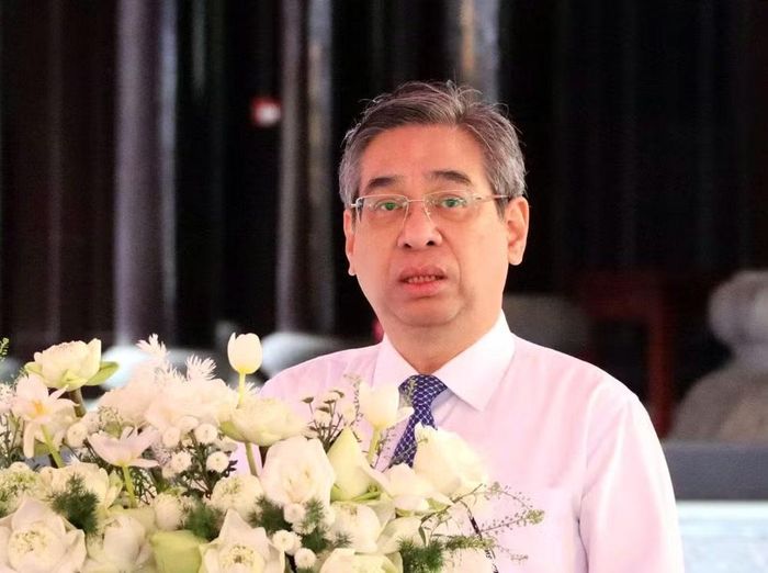 Đồng chí Nguyễn Phước Lộc phát biểu tri ân, ôn lại truyền thống đấu tranh cách mạng tại lễ giỗ.