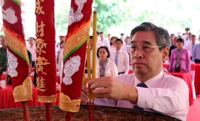 Đồng chí Nguyễn Phước Lộc thắp nén hương tưởng nhớ, tri ân các thế hệ đi trước đã ngã xuống tại Côn Đảo vì độc lập, thống nhất của Tổ quốc, vì tự do của dân tộc.