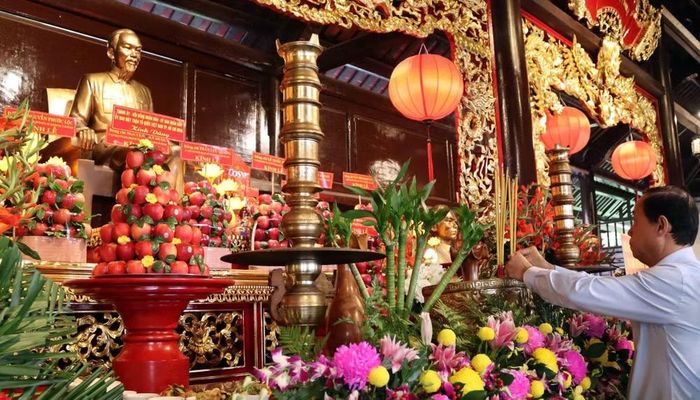 Ông Nguyễn Văn Thọ, Phó Chủ tịch thường trực Hội đồng nhân dân Thành phố Hồ Chí Minh thắp hương tưởng nhớ công lao của thế hệ cha anh tại Đền thờ Côn Đảo sáng 26/7.