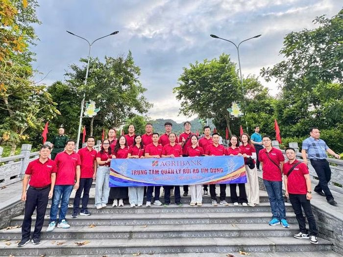 Đoàn cán bộ, người lao động Trung tâm Quản lý rủi ro tín dụng Agribank chụp ảnh lưu niệm tại Tuyên Quang. (Ảnh: MẠNH HÀO)