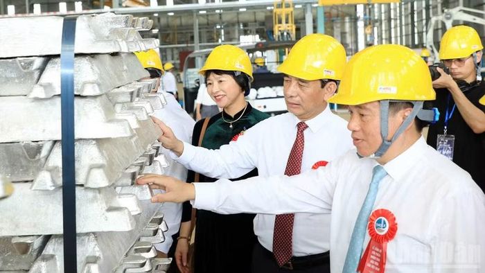 Đại tướng Phan Văn Giang lưu ý lãnh đạo tỉnh Lâm Đồng tiếp tục đẩy mạnh cải cách hành chính, tạo môi trường đầu tư minh bạch để thu hút các dự án chế biến sâu sau nhôm, tạo dựng cụm liên kết hoàn chỉnh ngay trên địa bàn.