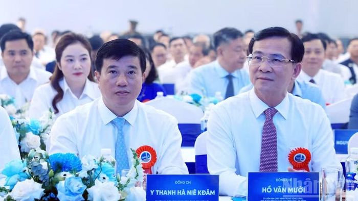 Đồng chí Y Thanh Hà Niê Kđăm, Ủy viên Ban Chấp hành Trung ương Đảng, Bí thư Tỉnh ủy, Trưởng đoàn Đại biểu Quốc hội tỉnh Lâm Đồng; đồng chí Hồ Văn Mười, Ủy viên Ban Chấp hành Trung ương Đảng, Phó Bí thư Tỉnh ủy, Chủ tịch Ủy ban nhân dân tỉnh Lâm Đồng tham dự lễ công bố.