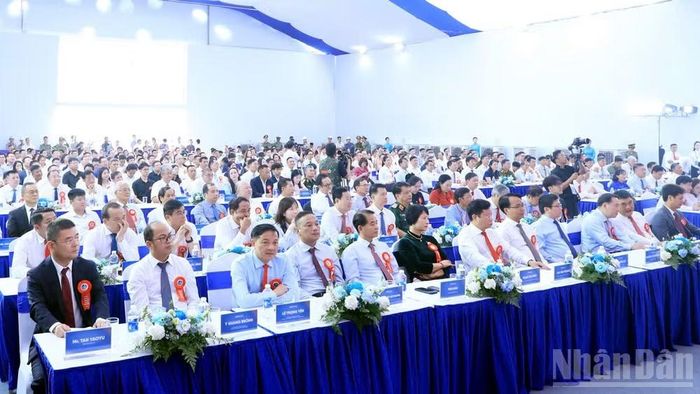 Đại biểu các bộ, ngành Trung ương, lãnh đạo tỉnh Lâm Đồng tham dự Lễ công bố sản phẩm nhôm thỏi đầu tiên của Việt Nam.