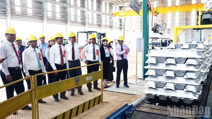 Đại tướng Phan Văn Giang tham quan dây chuyền vận hành nhà máy và sản phẩm nhôm thỏi đầu tiên của Việt Nam.