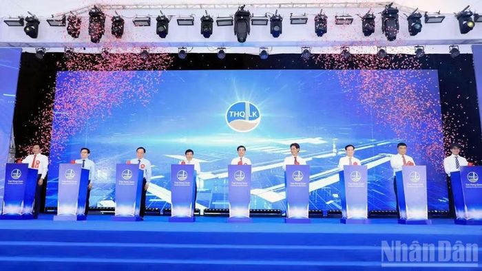 Đại tướng Phan Văn Giang cùng các đại biểu thực hiện nghi thức Lễ công bố sản phẩm nhôm thỏi đầu tiên của Việt Nam.