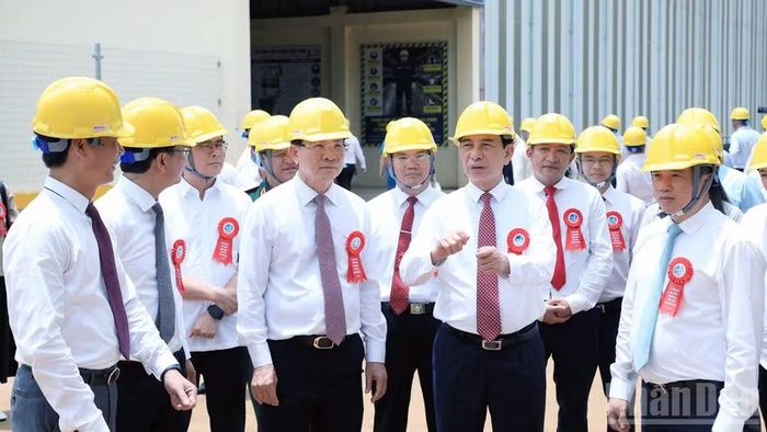 Đại tướng Phan Văn Giang lưu ý lãnh đạo tỉnh Lâm Đồng và Công ty trách nhiệm hữu hạn luyện kim Trần Hồng Quân tăng cường phối hợp các bộ, ngành, Trung ương để dự án vận hành an toàn, phát huy tối đa hiệu quả kinh tế và tạo sức lan tỏa mạnh mẽ.