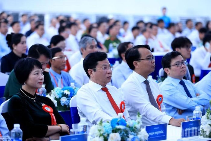Lãnh đạo tỉnh Lâm Đồng dự Lễ công bố sản phẩm nhôm thỏi đầu tiên của Việt Nam.