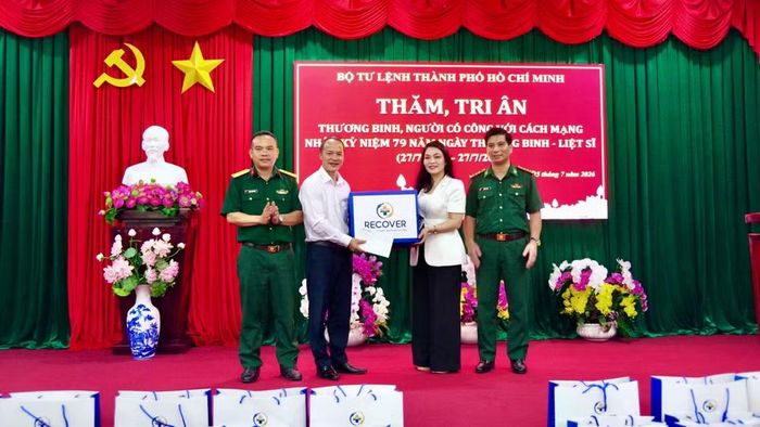 Đại diện Trung tâm Chăm sóc sức khỏe và phục hồi chức năng Recover trao quà tri ân cho Trung tâm điều dưỡng Thương binh và Người có công Long Đất.