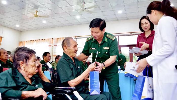 Đại tá Đỗ Vĩnh Thăng, Phó Chính ủy Bộ Tư lệnh Thành phố Hồ Chí Minh kiêm Chính ủy Ban Chỉ huy Bộ đội Biên phòng Thành phố Hồ Chí Minh trao tặng quà tri ân.