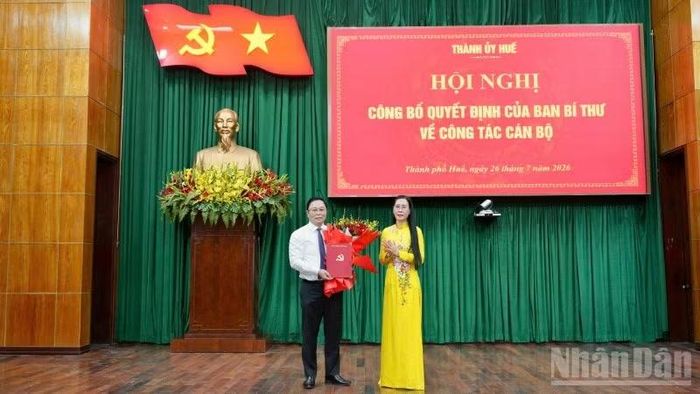 Chiều 26/7, Thành ủy Huế tổ chức công bố quyết định của Ban Bí thư về công tác cán bộ đối với đồng chí Lê Trí Thanh.