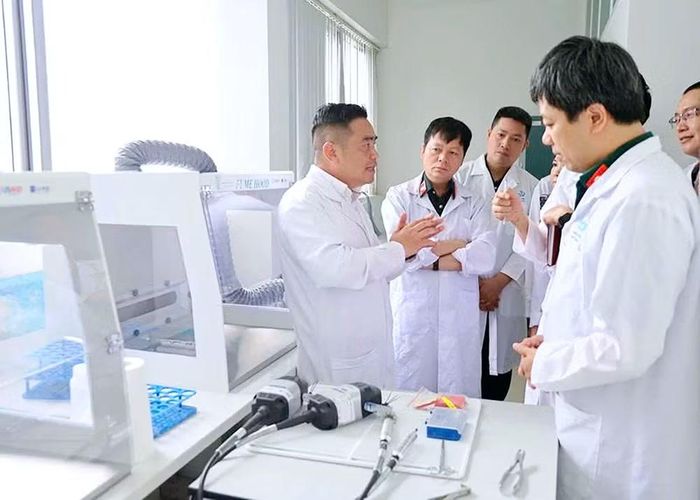 Cán bộ Trung tâm Giám định ADN báo cáo kết quả giám định hài cốt liệt sĩ với các đồng chí lãnh đạo.
