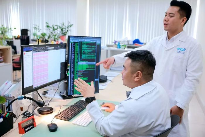 Tiến sĩ Trần Trung Thành, Giám đốc Trung tâm Giám định ADN trao đổi với đồng nghiệp về kết quả xác định danh tính của một liệt sĩ có mẫu hài cốt bị phân hủy nặng.