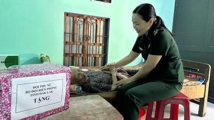 Hội Phụ nữ Ban Chỉ huy Bộ đội Biên phòng tỉnh Đắk Lắk tặng quà tri ân Mẹ Việt Nam Anh hùng và người có công với cách mạng.