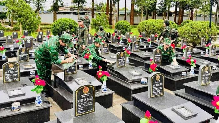 Hội viên Hội Phụ nữ Ban Chỉ huy Bộ đội Biên phòng tỉnh Đắk Lắk tham gia tổng dọn vệ sinh, chỉnh trang khuôn viên Nghĩa trang Liệt sĩ tỉnh.