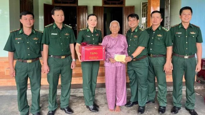 Hội Phụ nữ Ban Chỉ huy Bộ đội Biên phòng tỉnh Đắk Lắk tham gia tặng quà tri ân Mẹ Việt Nam Anh hùng và người có công với cách mạng.