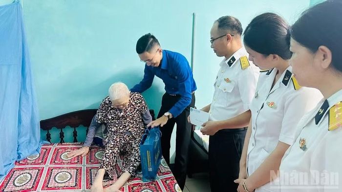 Cán bộ, chiến sĩ và Hội phụ nữ Lữ đoàn 161 tặng quà Mẹ Việt Nam Anh hùng tại phường Sơn Trà.