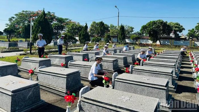 Cán bộ, chiến sĩ Lữ đoàn 161 dâng hương tại Nghĩa trang Liệt sĩ thành phố Đà Nẵng.