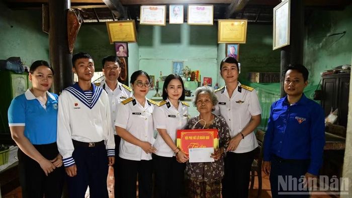Lữ đoàn 680 thăm, động viên và tặng quà gia đình chính sách tại xã Hà Nha.