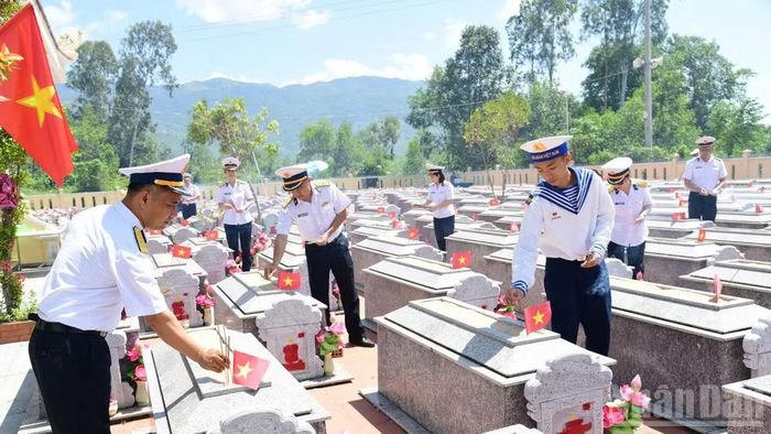 Đoàn thanh niên, Hội phụ nữ Lữ đoàn 680 tổ chức thắp hương tưởng niệm tại Nghĩa trang Liệt sĩ xã Hà Nha.