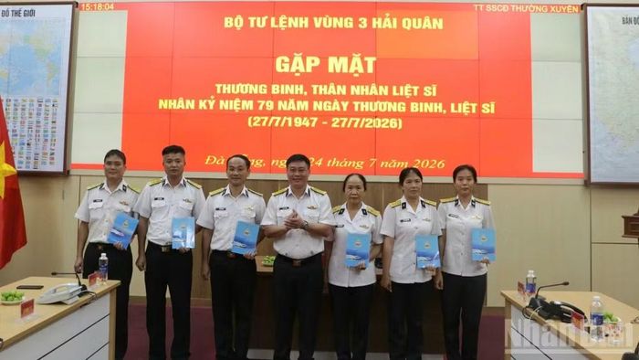 Thủ trưởng Bộ Tư lệnh Vùng 3 Hải quân tặng quà thương binh và gia đình thân nhân liệt sĩ trong toàn Vùng.