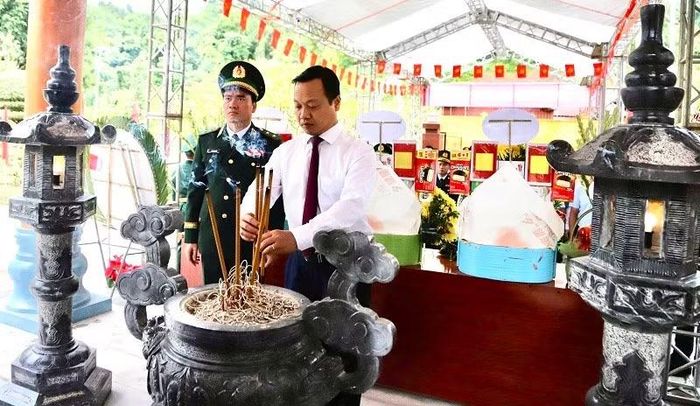 Bí thư Tỉnh ủy Điện Biên Trần Tiến Dũng dâng hương tại Khu tưởng niệm Anh hùng liệt sĩ Trần Văn Thọ.
