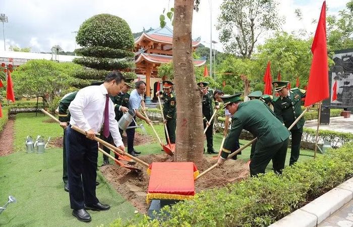 Lãnh đạo Bộ Tư lệnh Bộ đội Biên phòng, lãnh đạo tỉnh Điện Biên và các đại biểu trồng cây lưu niệm tại Khu tưởng niệm Anh hùng liệt sĩ Trần Văn Thọ.