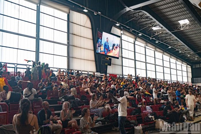 Không khí sôi động trên các khán đài khi khán giả cổ vũ cho những màn thi đấu hấp dẫn tại World Cup Vovinam 2026. (Ảnh: KHẢI HOÀN)