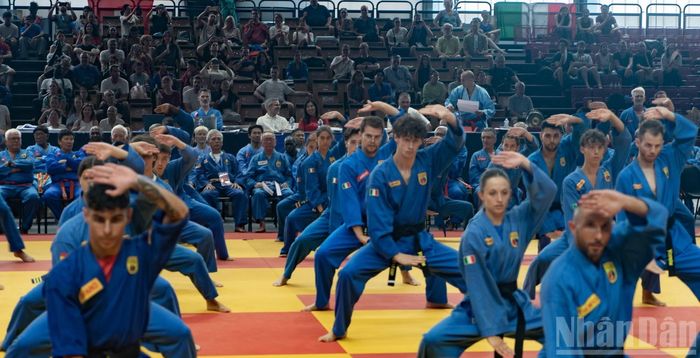 Màn đồng diễn Khai Môn Quyền của các võ sinh quốc tế tham dự World Cup Vovinam 2026. (Ảnh: TRUNG HƯNG)