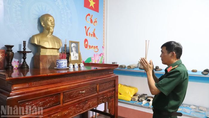 Đại tá Đỗ Văn Thiệu, Chính trị viên Đội K51, Bộ Chỉ huy quân sự tỉnh Đắk Lắk dâng hương lên Anh linh Chủ tịch Hồ Chí Minh, Đại tướng Võ Nguyên Giáp và các Anh hùng liệt sĩ trong căn phòng cất giữ các di vật liệt sĩ trong doanh trại đơn vị.