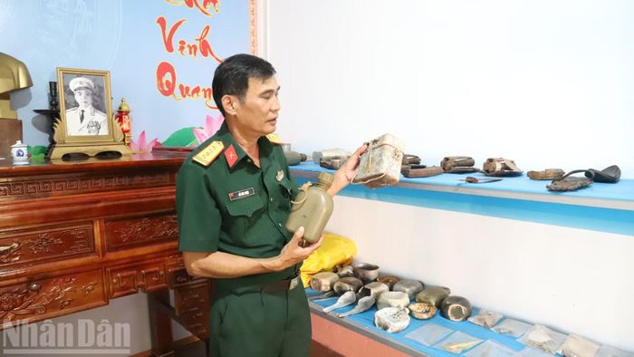 Đại tá Đỗ Văn Thiệu, Chính trị viên Đội K51 giới thiệu về các di vật của các liệt sĩ.