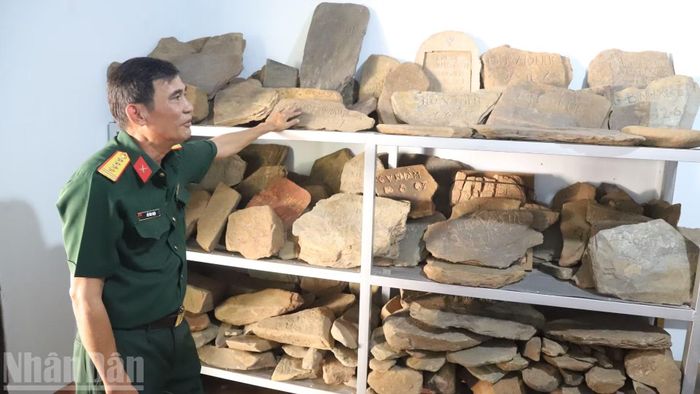 Những tấm bia đá được khắc tên, ngày tháng năm hy sinh của các liệt sĩ được tìm thấy trên đất bạn Campuchia.