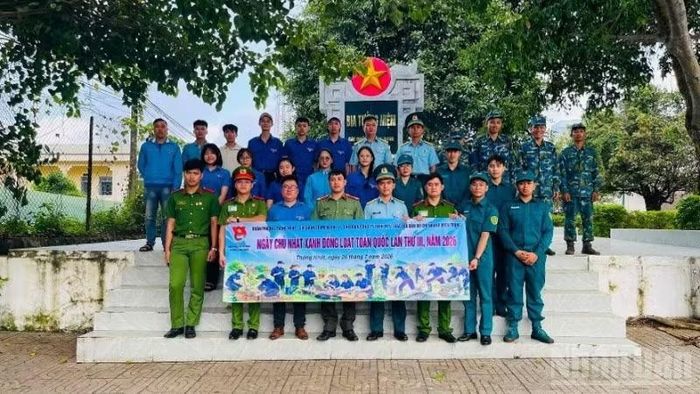 Cán bộ chiến sĩ Trung đoàn Ra-đa 290 hưởng ứng Ngày Chủ nhật xanh năm 2026.