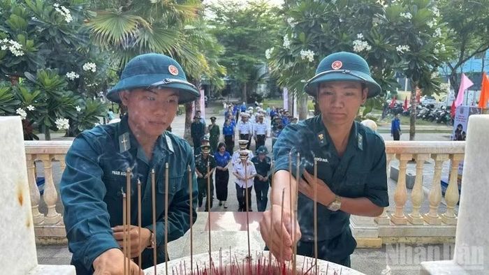 Cán bộ, chiến sĩ Trung đoàn Ra-đa 290 (Sư đoàn 375, Quân chủng Phòng không-Không quân) thắp hương tưởng niệm các Anh hùng liệt sĩ.