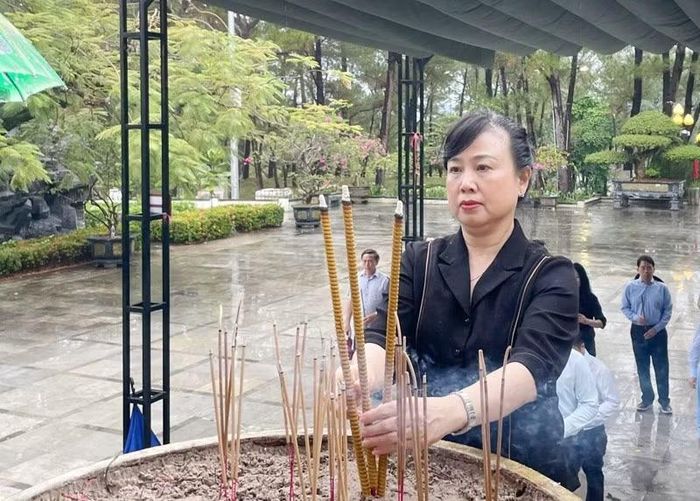 Bộ trưởng Y tế Đào Hồng Lan dâng hương tưởng niệm tại Nghĩa trang Liệt sĩ quốc gia Trường Sơn.