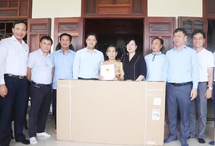 Bộ trưởng Y tế Đào Hồng Lan thăm, tặng quà gia đình bà Lê Thị Huê.
