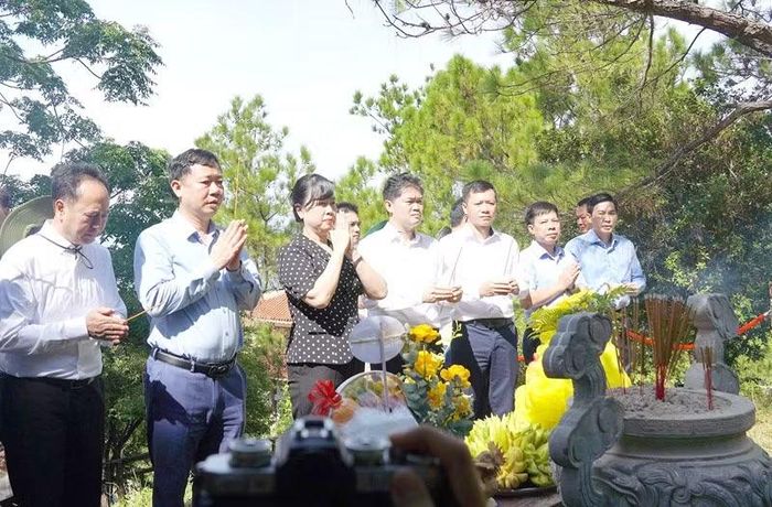 Đoàn công tác Bộ Y tế dâng hương tưởng niệm Đại tướng Võ Nguyên Giáp.