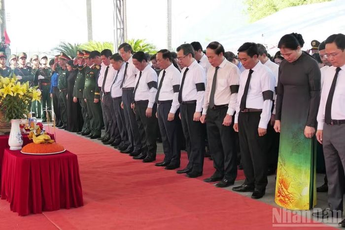 Các đồng chí lãnh đạo Đảng, Chính phủ, Quốc hội dự Lễ truy điệu và an táng hài cốt liệt sĩ tại Nghĩa trang Liệt sĩ Vị Xuyên.